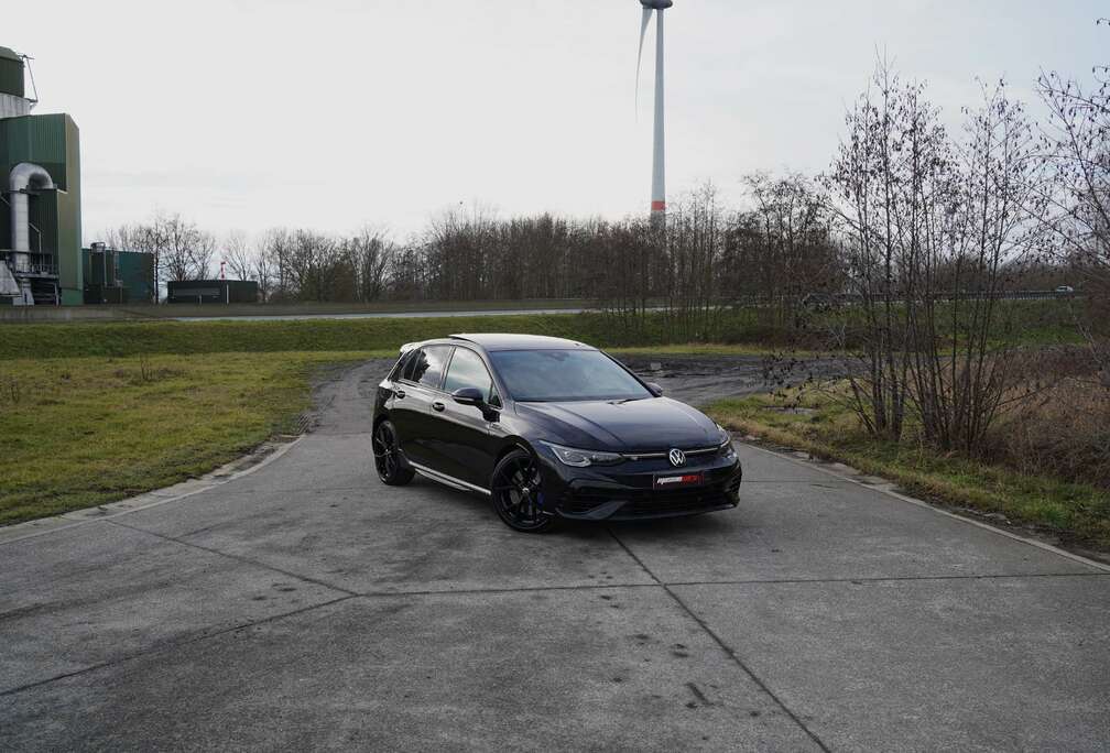 Volkswagen AKRA  PANO  4MOTION  HEAD-UP  COOLED SEATS