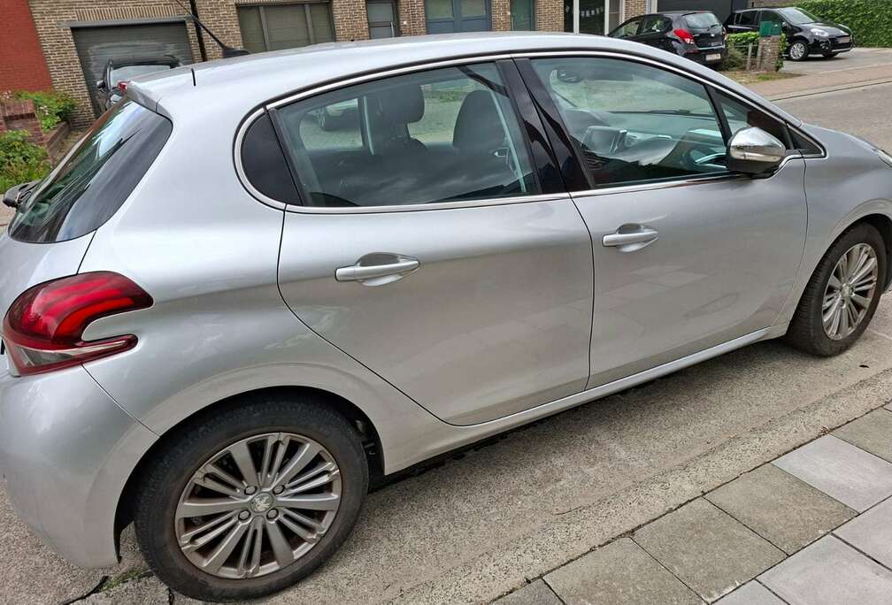 Peugeot 208 PureTech 110 Stop met nieuwe motorblok