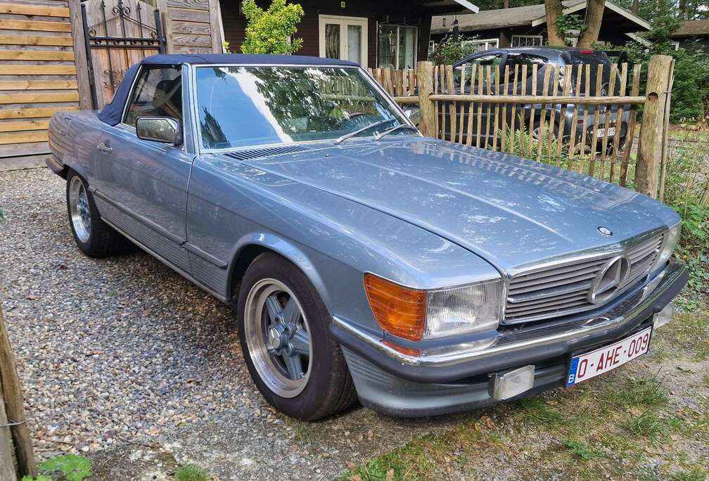 Mercedes-Benz 560SL triple-blue edition