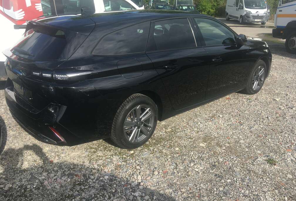 Peugeot SW ALLURE HYBRID 136e- DSC6