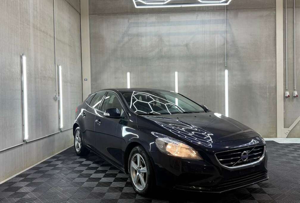 Volvo 2.0 DIESEL/PDC/NAVI/AIRCO/CRUISE