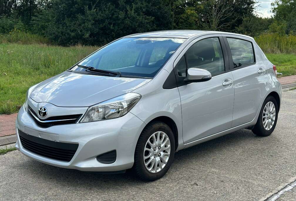 Toyota Yaris 1.3i Essence Clim Camera Jantes 1ere main