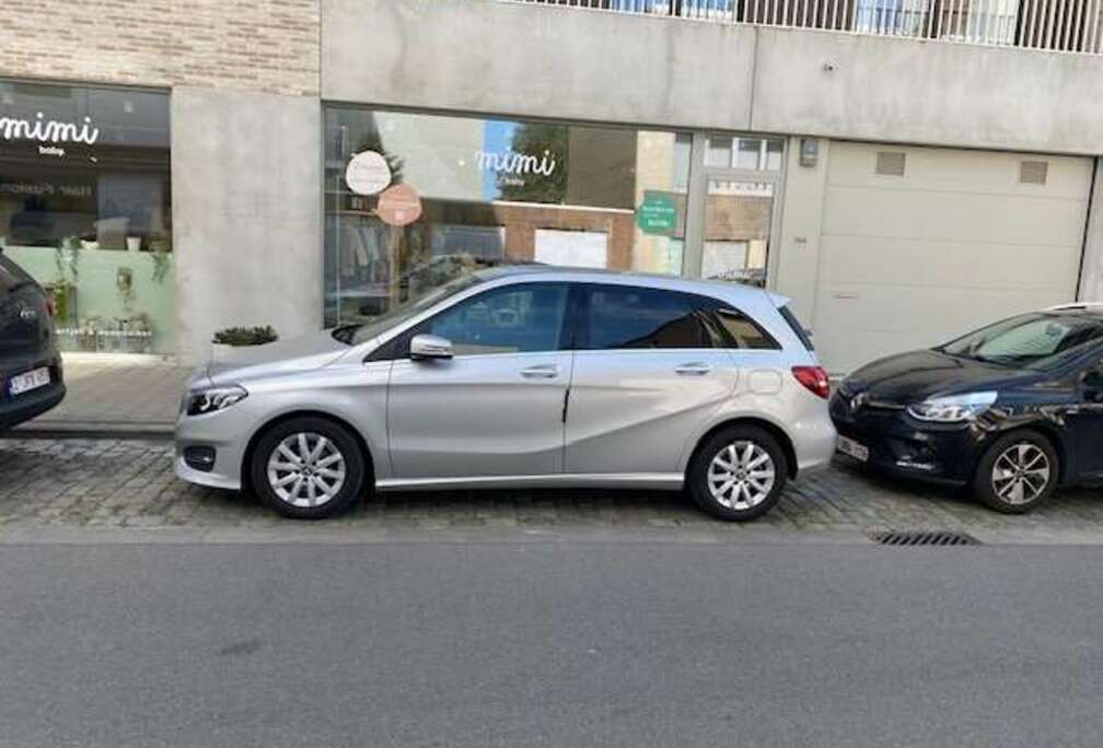 Mercedes-Benz B 180
