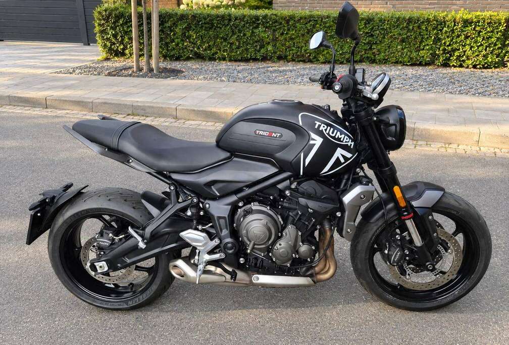 Triumph Matt Jet Black / Silver Ice