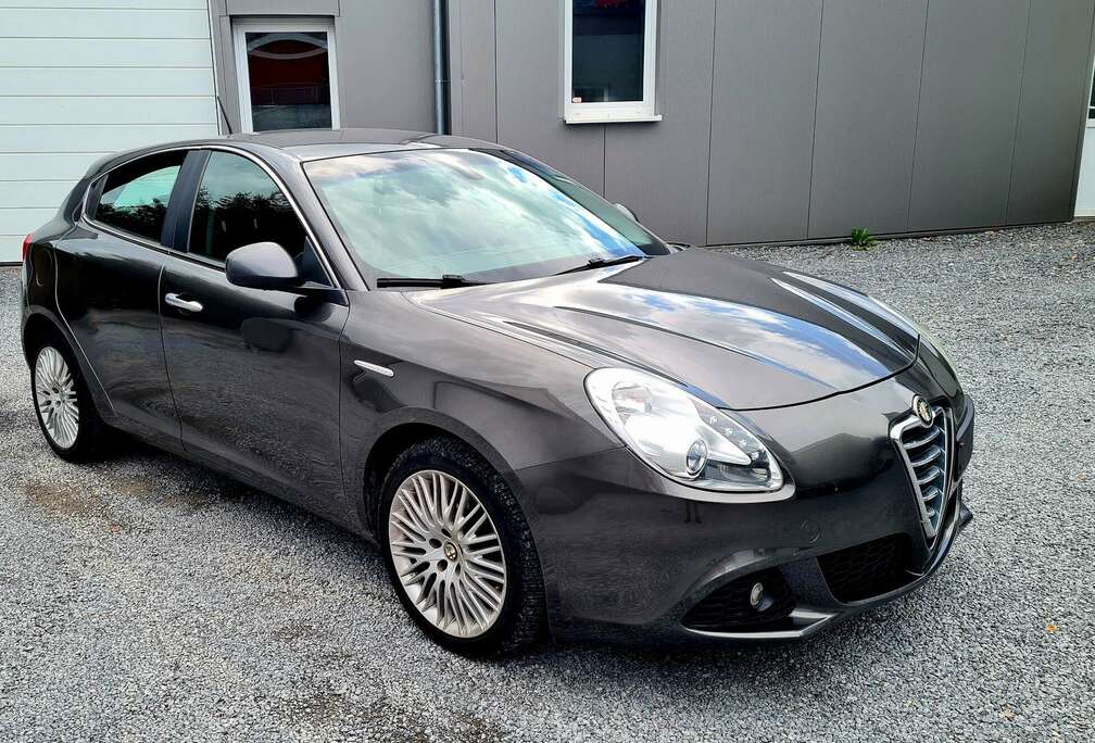 Alfa Romeo 1.6 JTDM 1er propriétaire, carnet d\'entretien