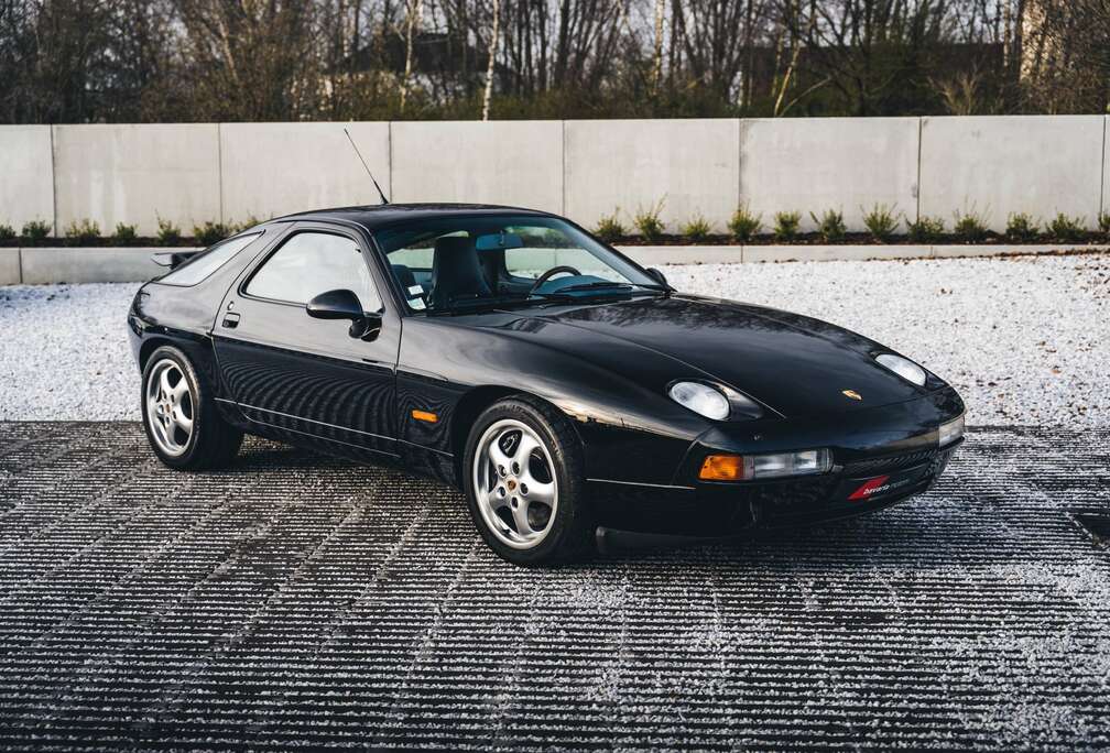 Porsche GTS Coupé / Manual/Heated Seats /German Vehicle