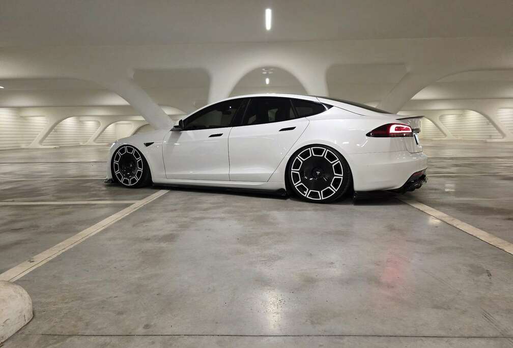 Tesla 100 kWh Tri Motor Plaid