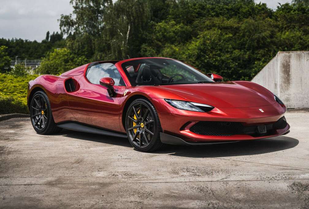 Ferrari GTS / Rosso Fiorano / Carbon