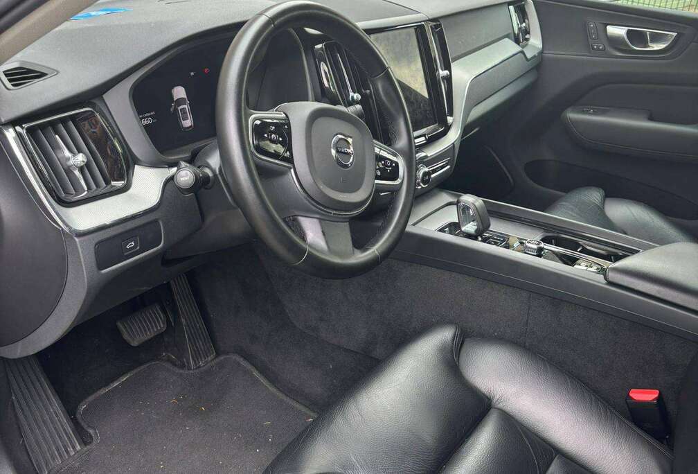 Volvo XC60 2.0 B4 MHEV Plus Dark