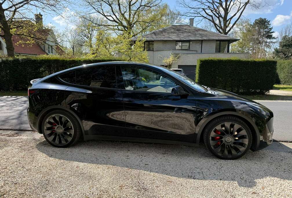 Tesla Model Y 72.5 kWh Dual Motor Performance (377 kW)
