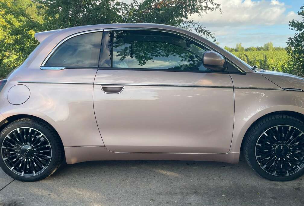 Fiat 42 kWh La Prima 4 voitures 2 rose gold et 1 noir Cabrio et 1 Rose gold berline Prix TVAC garantie possible jusque 2032