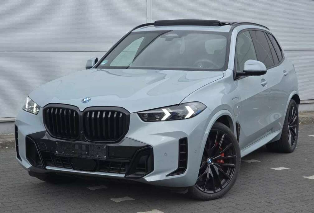 BMW xDrive50e Brooklyn Gray / M Pack