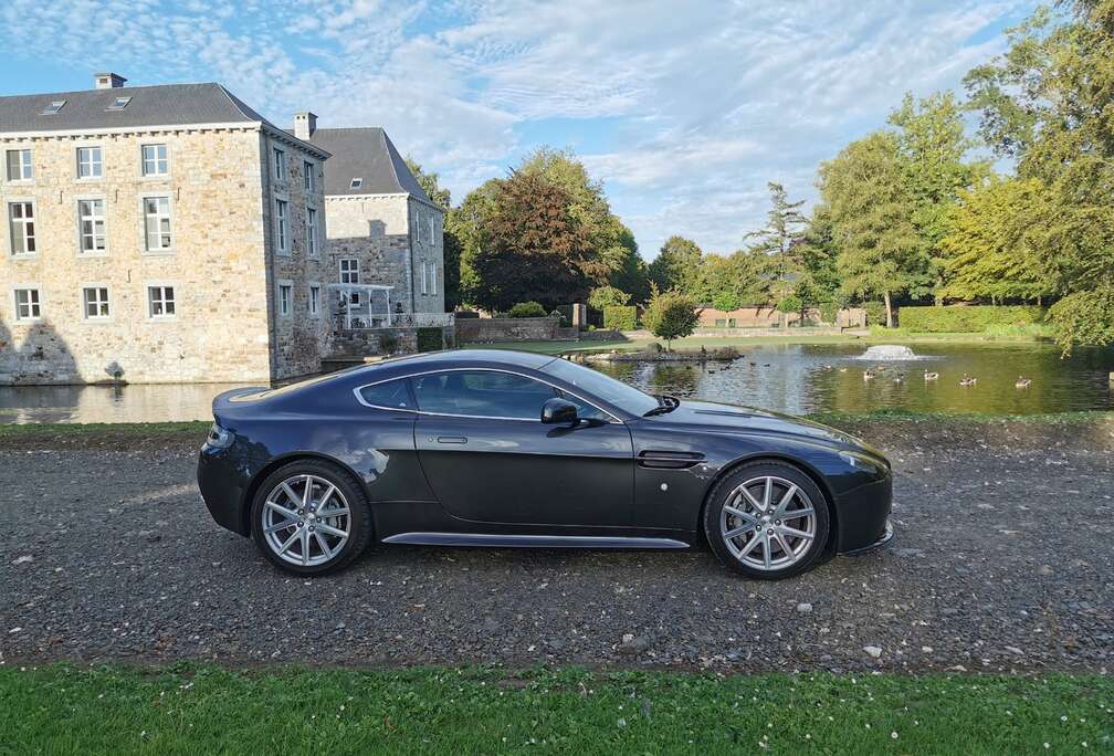 Aston Martin 4.7 V8