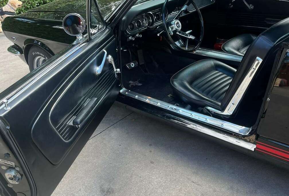 Ford oldtimer V8 met sportuitlaat