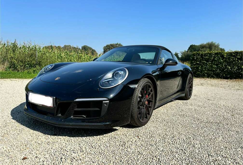 Porsche 911 Carrera 4 GTS PDK Targa
