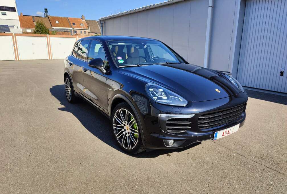 Porsche S E-Hybrid Platinum Edition