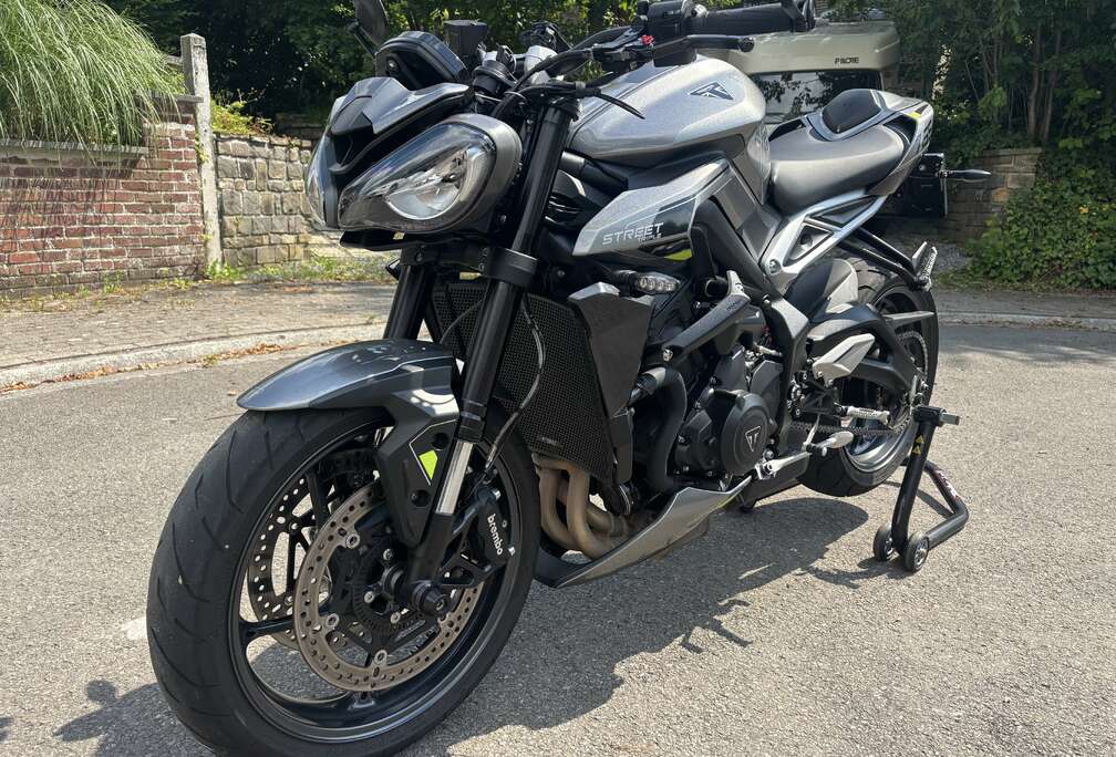 Triumph Tous les equipements esthetiques de la RS.