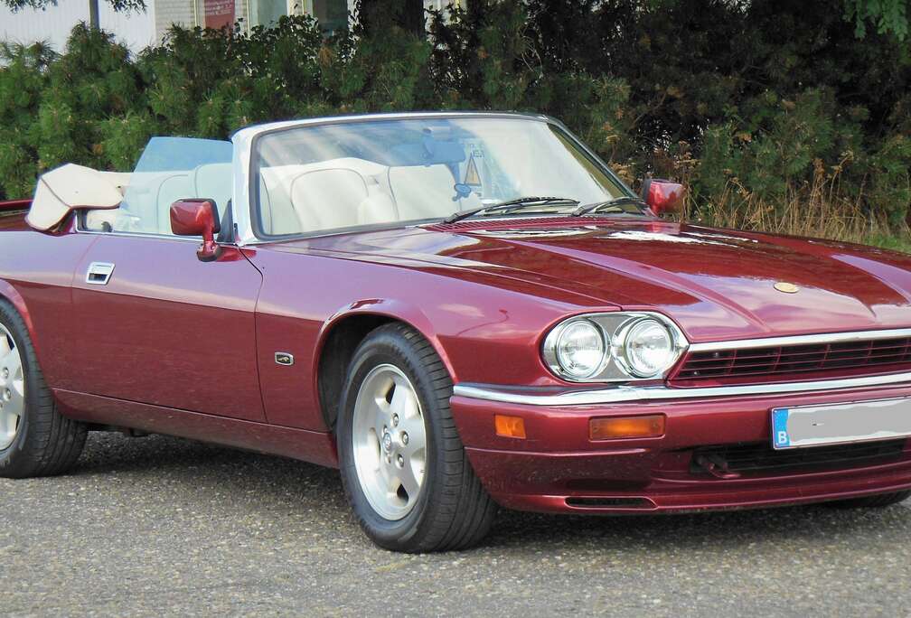 Jaguar V12 cabrio - new paint/new interior