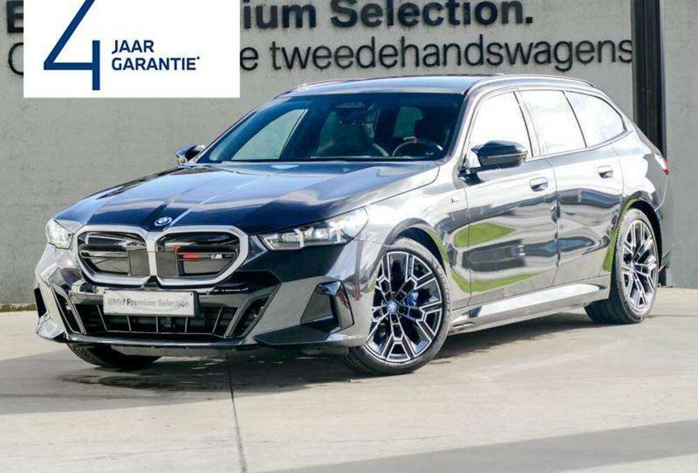 BMW M60 xDrive Touring  PANO  TOWB  B&W