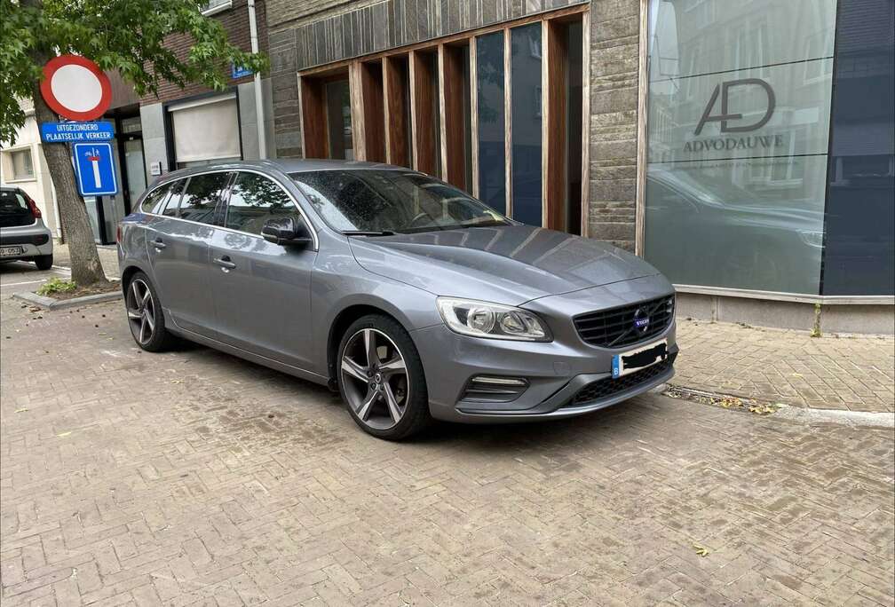 Volvo V60 2.0 D2 Momentum R-Design