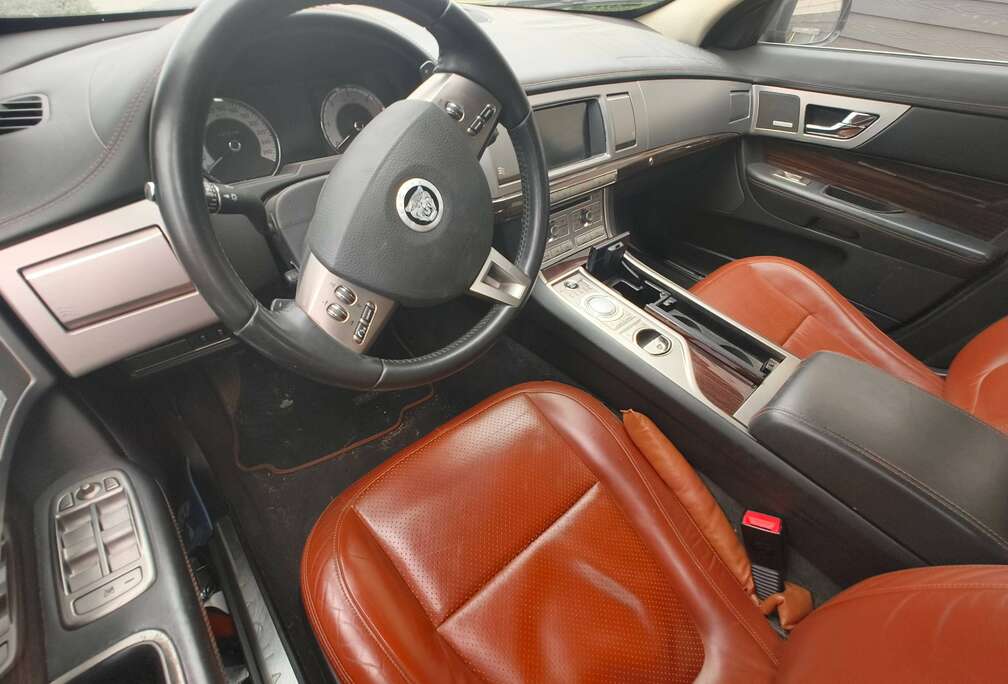 Jaguar XF 3.0 Turbo V6 Premium Luxury DPF