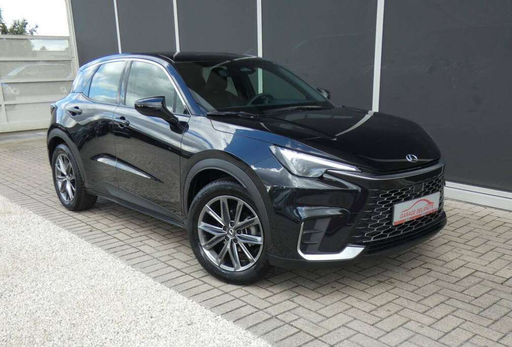 Lexus Hybrid ELEGANT +ZWART LEDER +Dodehoek +Zetelverwarming +Stuurwielverwarming +Parkeersensoren +Adaptieve cruise control
