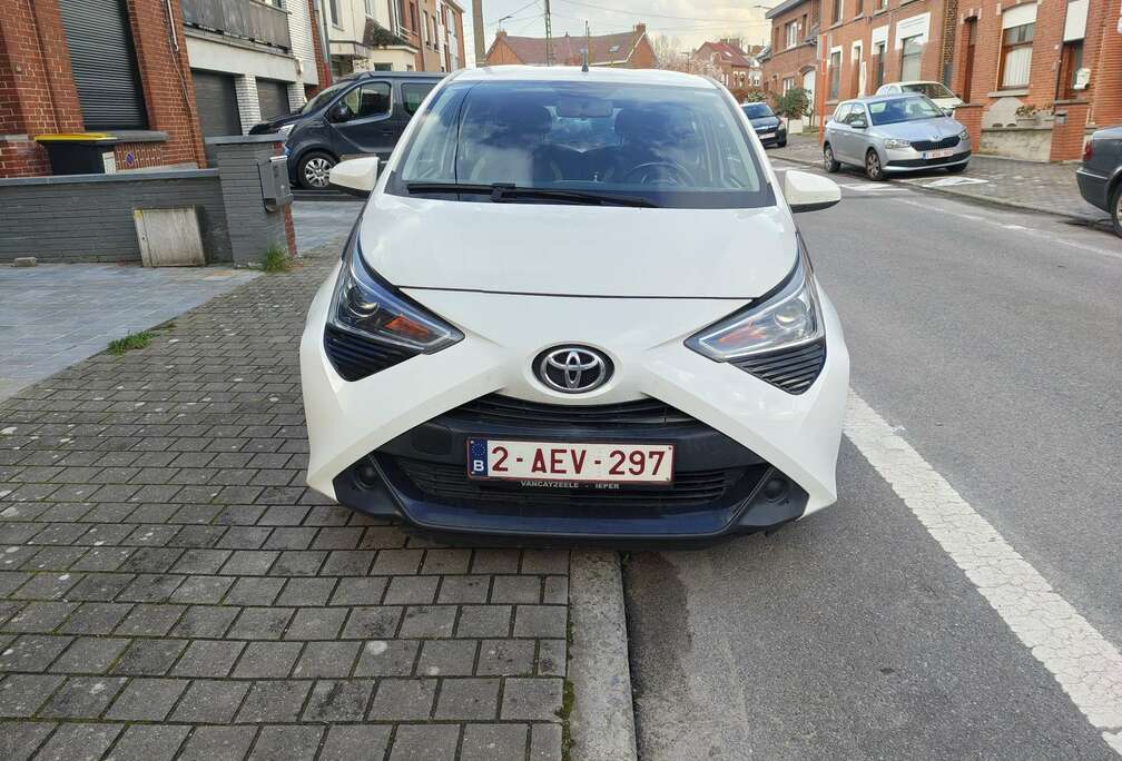 Toyota x-shift x-play