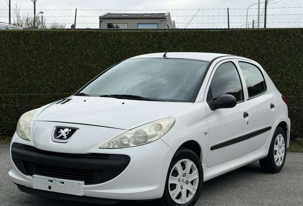 Peugeot + 1.1i Trendy 1e Main - 64.000 km