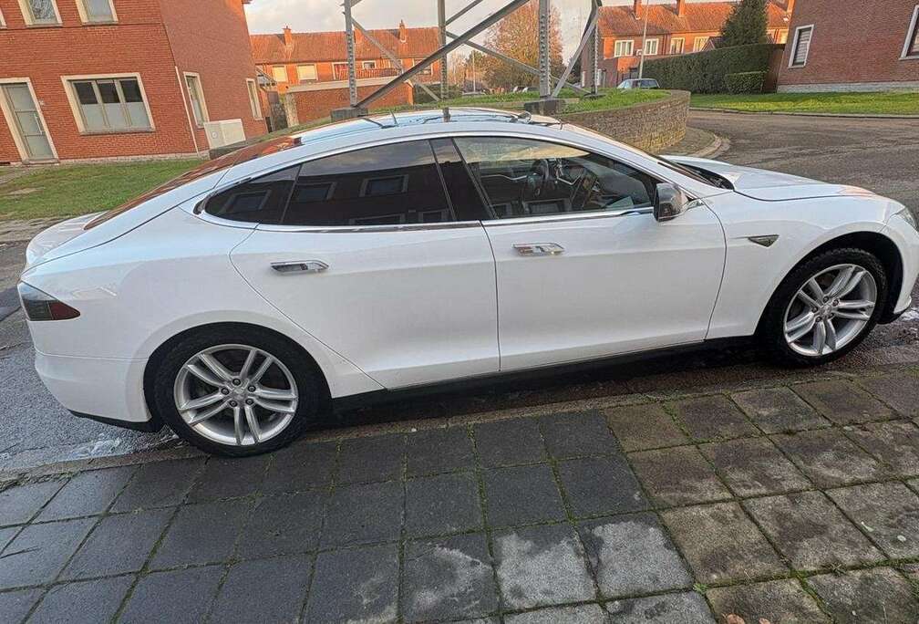 Tesla 85 kWh Performance