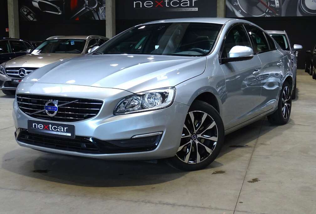 Volvo D2 Momentum *NAVI-CUIR SPORT-PARKING AV & AR*