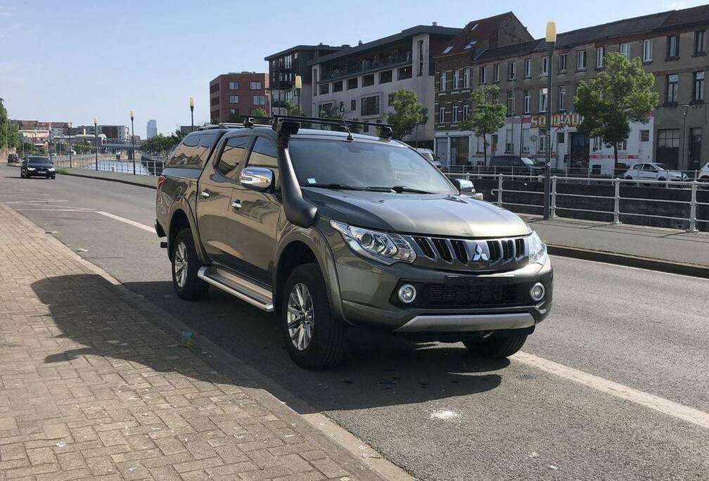 Mitsubishi L 200 2.4 DI-D 4WD Blackline (EU6)