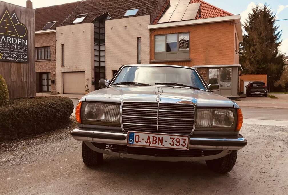 Mercedes-Benz old timer 230 ce