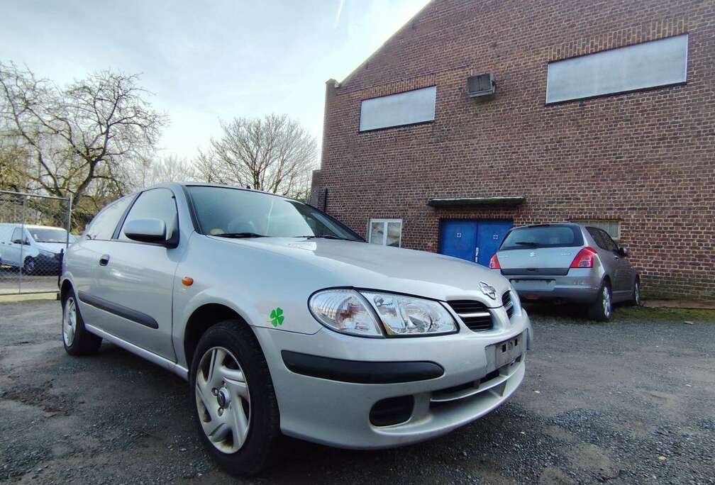 Nissan 1.6i SLX Automatique