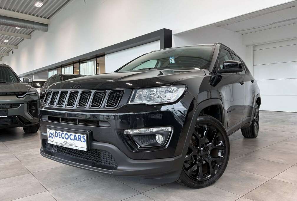 Jeep Carplay -  Android auto / Zetel & Stuurverwarming / Camera / Keyless / Black Pack /