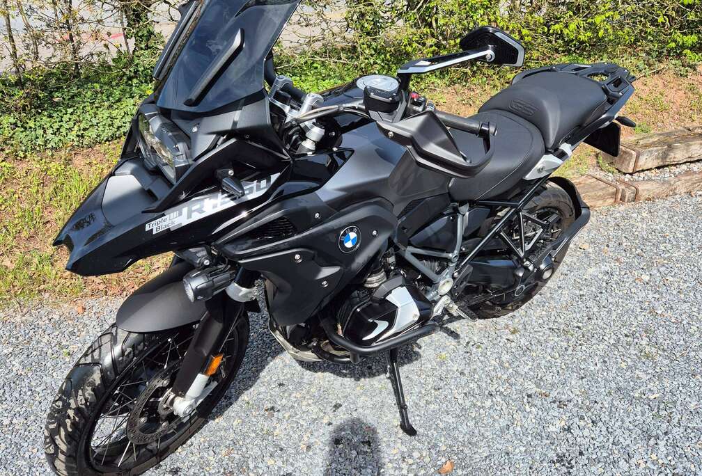 BMW triple black