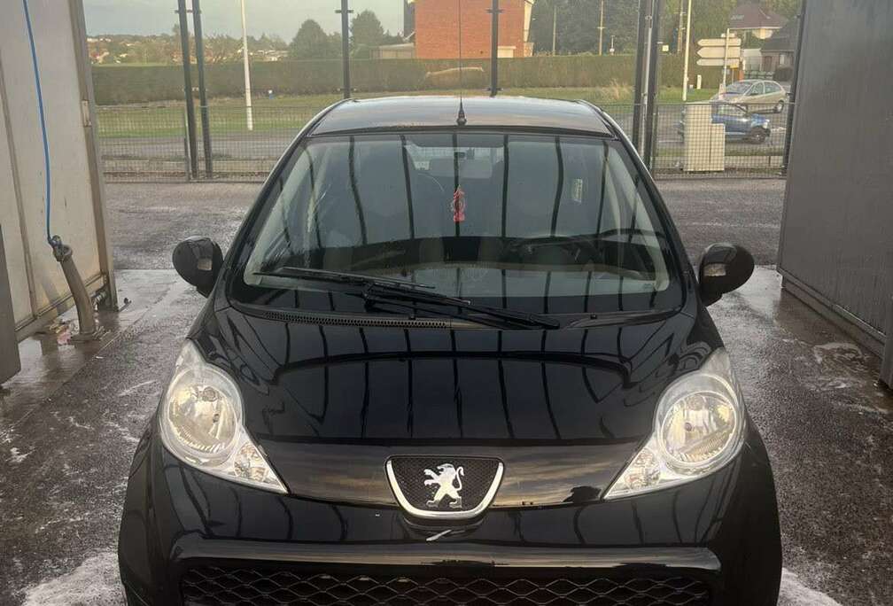 Peugeot 1.0e 12V 68ch BLUE LION Black & Silver