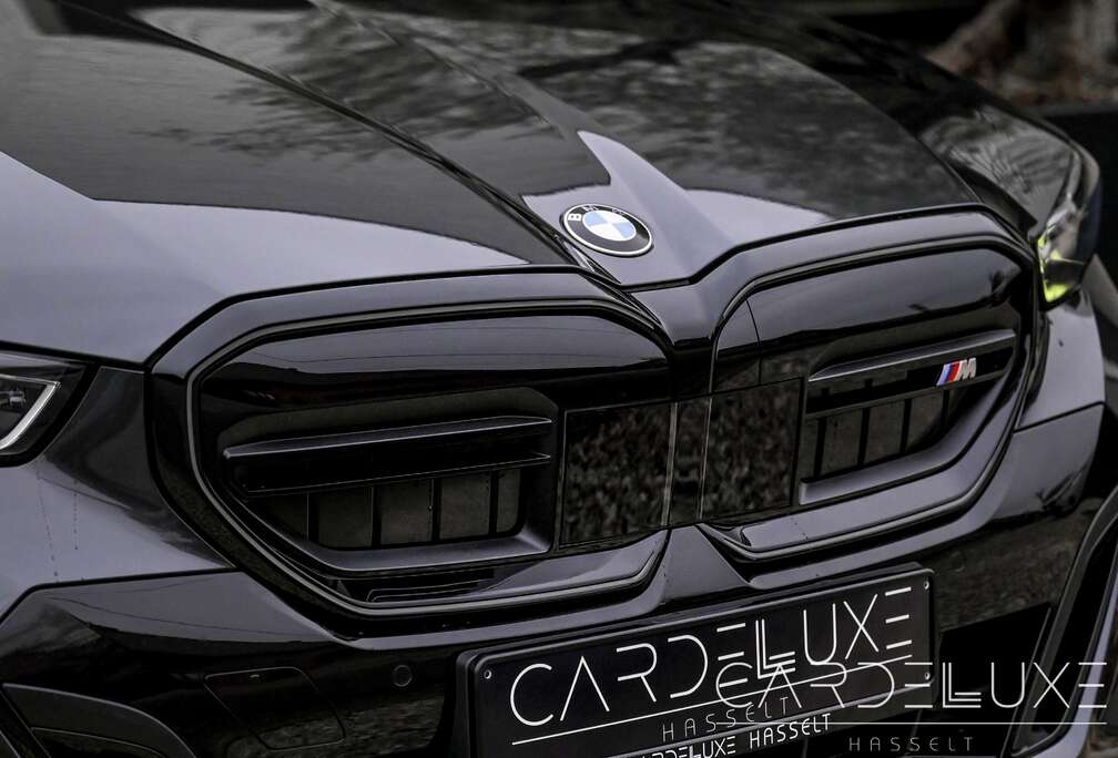 BMW M-SPORT/ CAMERA / HARMAN / TREKHAAK / LED