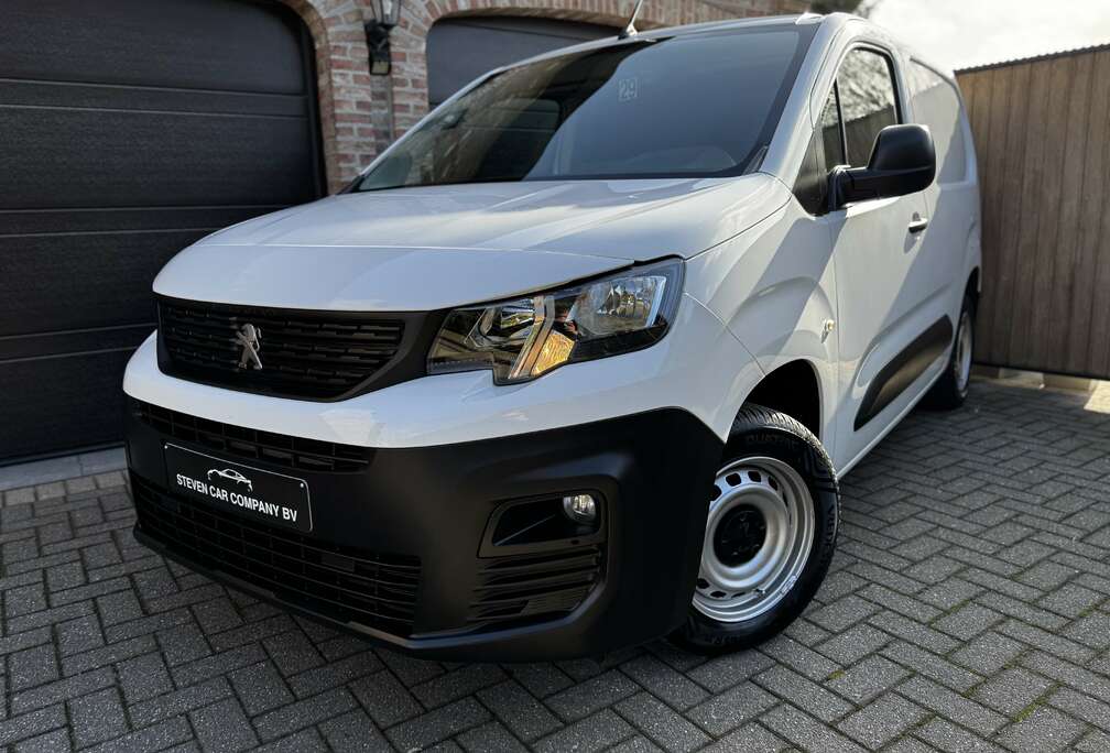 Peugeot  BTW INCL  NAVI  CARPLAY  PDC  A/C