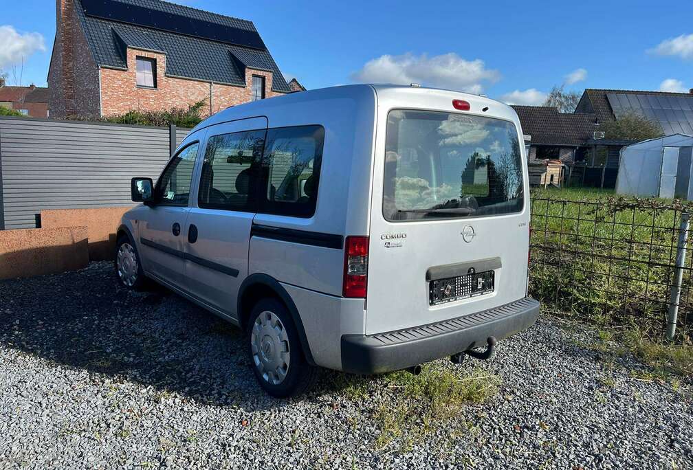 Opel Combo Tour 1.7 DTH CDTi Essentia (Hayon/Achterklep)