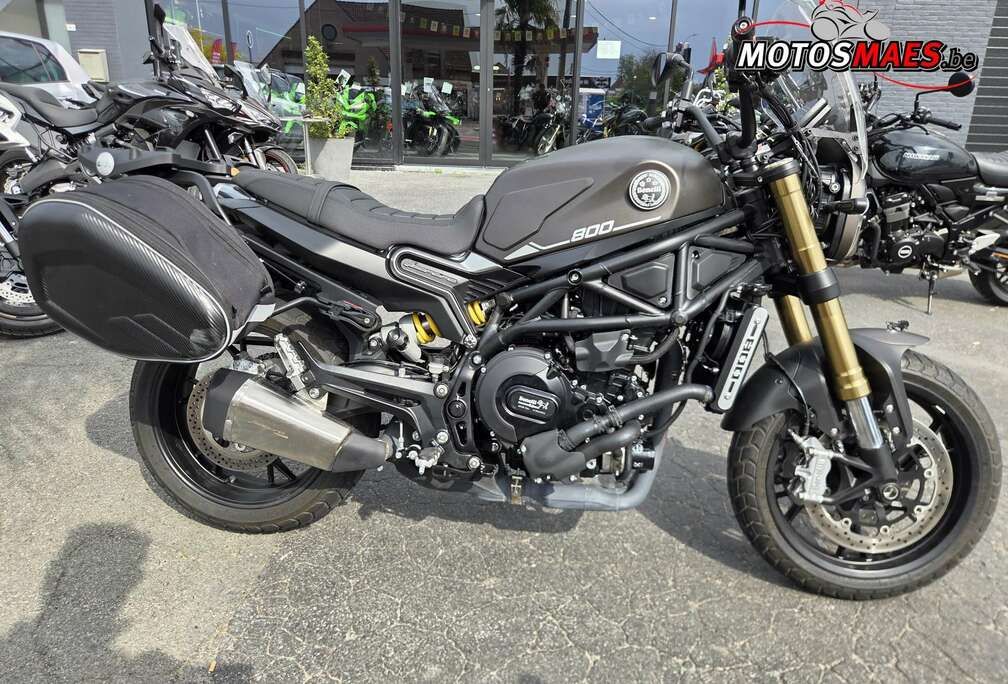 800