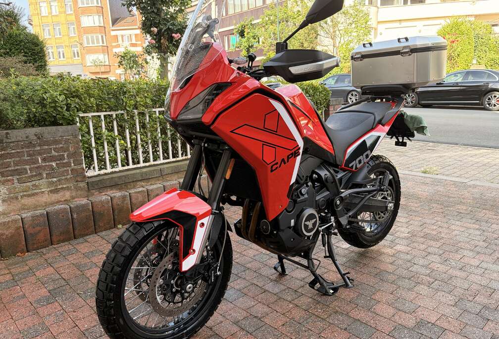 700