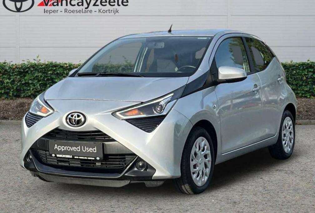 Toyota x-play+AC+cam+dab