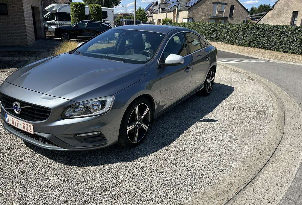 Volvo 2.0 T4 Momentum R-Design