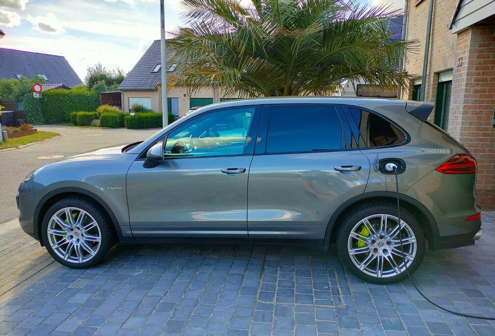 Porsche Cayenne 3.0i V6 PHEV S Platinum Edition Tiptronic S (306 kW)