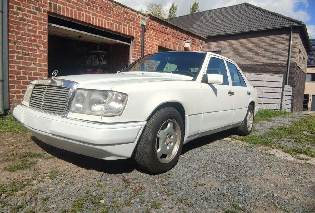 Mercedes-Benz E300 D Oldtimer prêt à immatriculer
