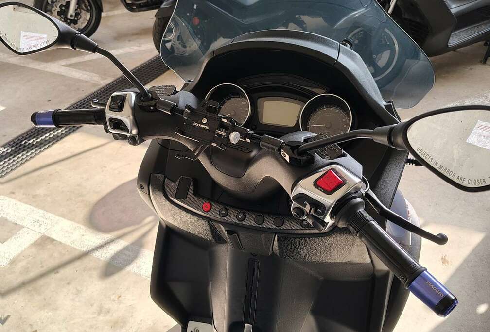 Piaggio poigné chauffantes+ coffre d\'origine Piaggio inclu