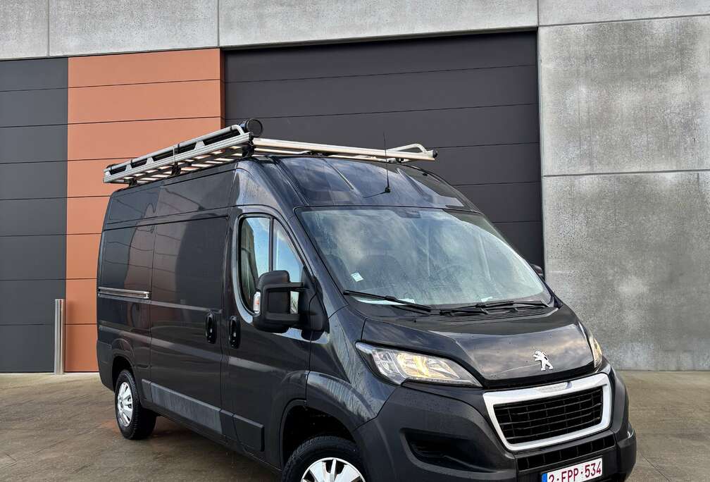 Peugeot met dakrek en ladder