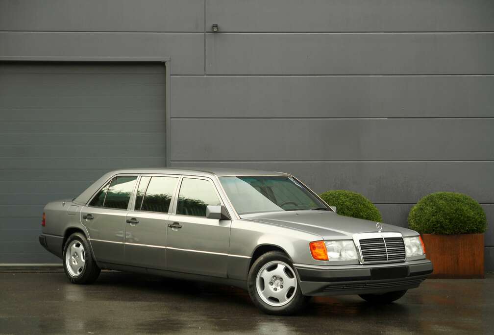 Mercedes-Benz Pullman Limousine - 6 Doors - V124