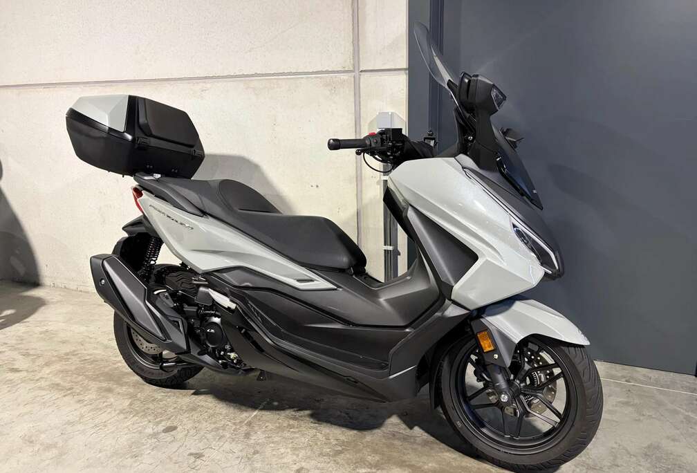 Honda luxescooter met keyless contact en topcase en hand