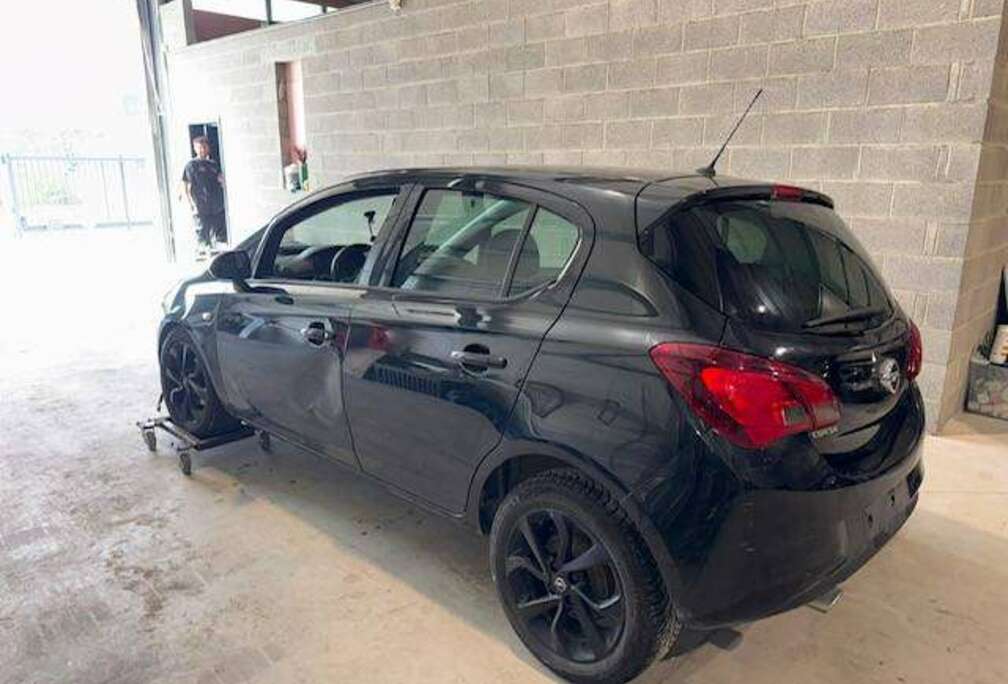 Opel Corsa 1.2i Black Edition